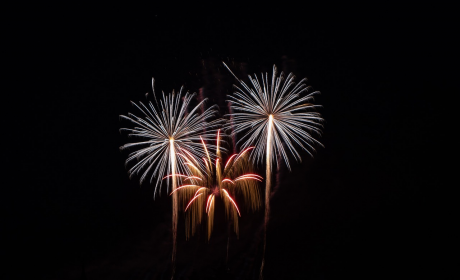 烟花爆竹宣传标语，烟花璀璨夜空，喜庆安全共赏